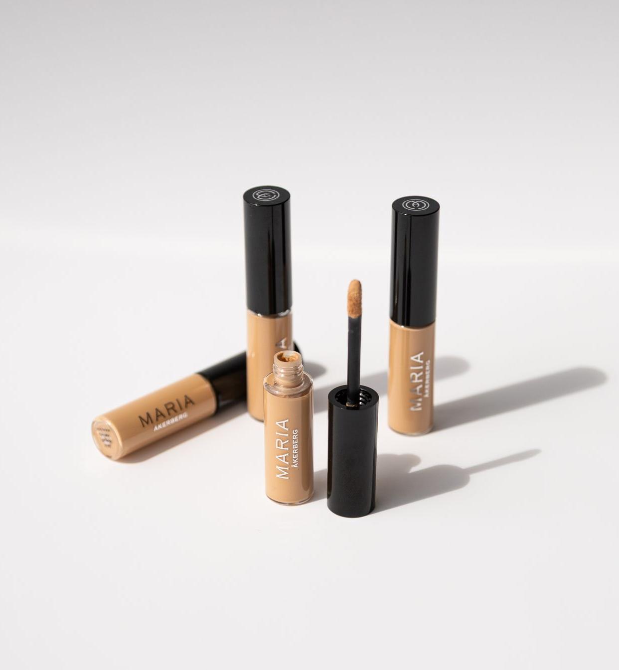 Liquid Mineral Concealer från MARIA ÅKERBERG – flytande concealer som täcker ojämnheter och ger en naturlig finish.