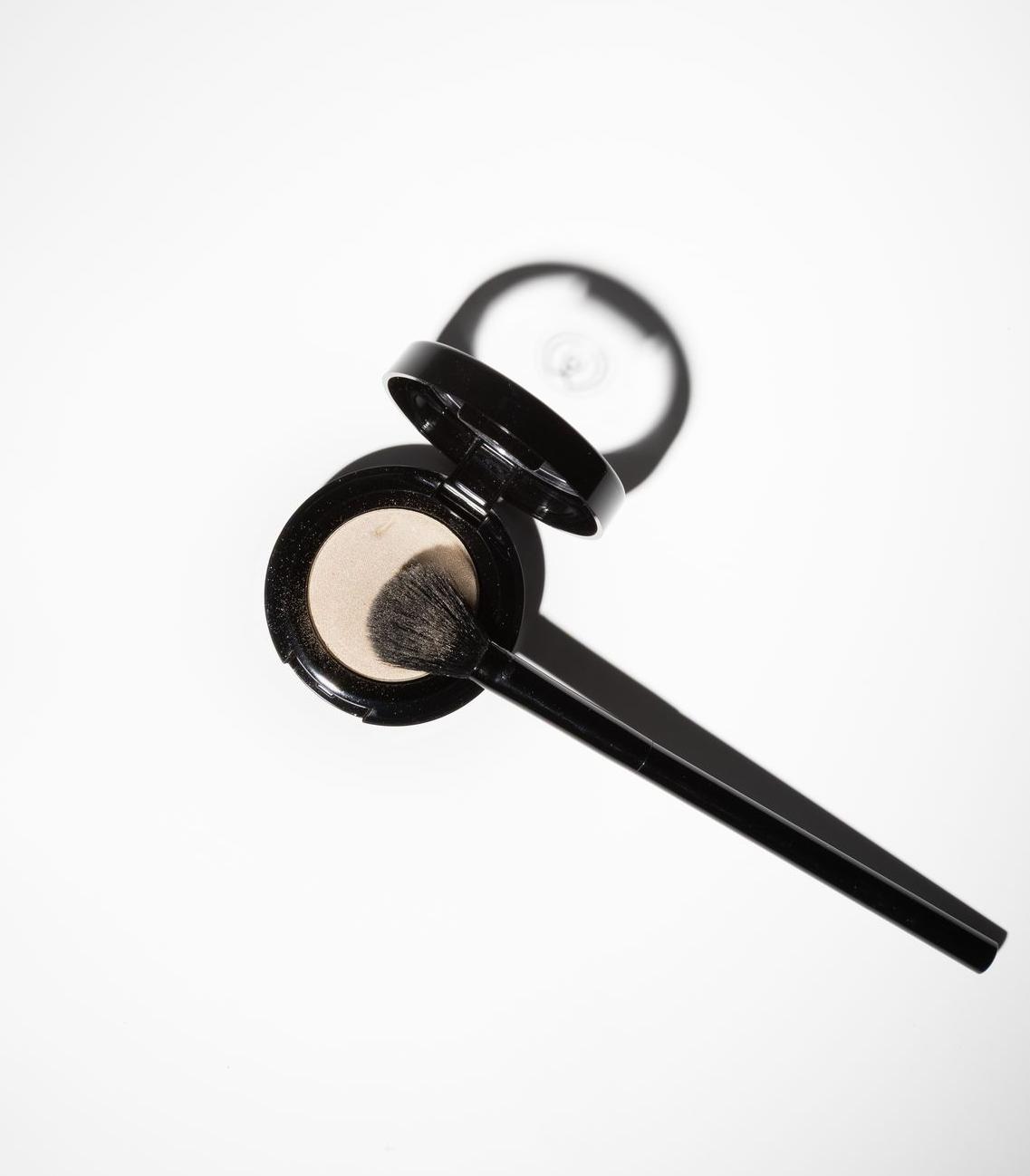 Highlighter Bronze Glow – lätt skimrande highlighter från MARIA ÅKERBERG som framhäver kindbenen med en perfekt lyster.