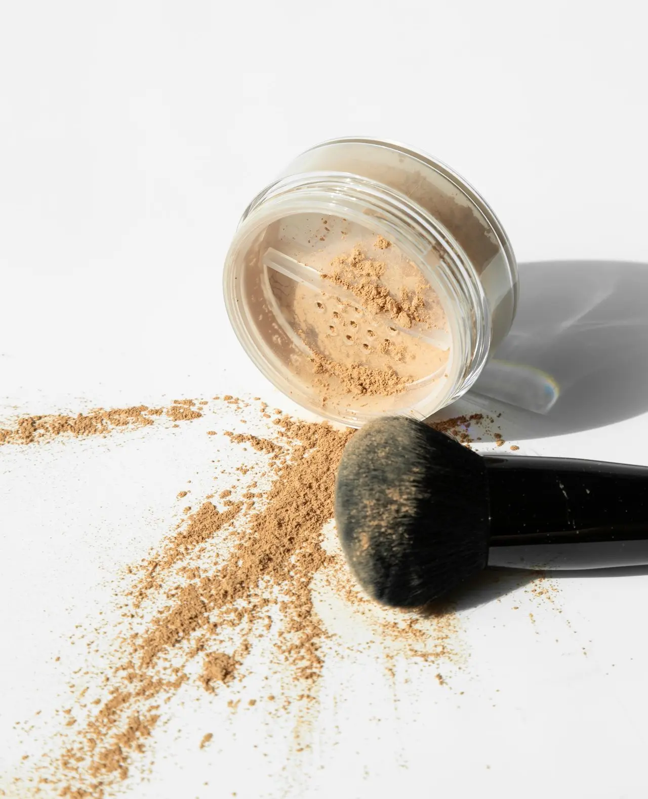 Loose Mineral Foundation SPF 25 – leichte Mineralfoundation, die natürliche Deckkraft bietet und die Haut mit physikalischem Sonnenschutz schützt.