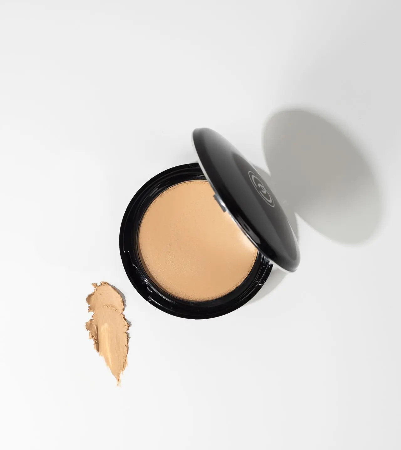 Compact Foundation – cremige, deckende Foundation, die den Hautton ausgleicht und Rötungen kaschiert.