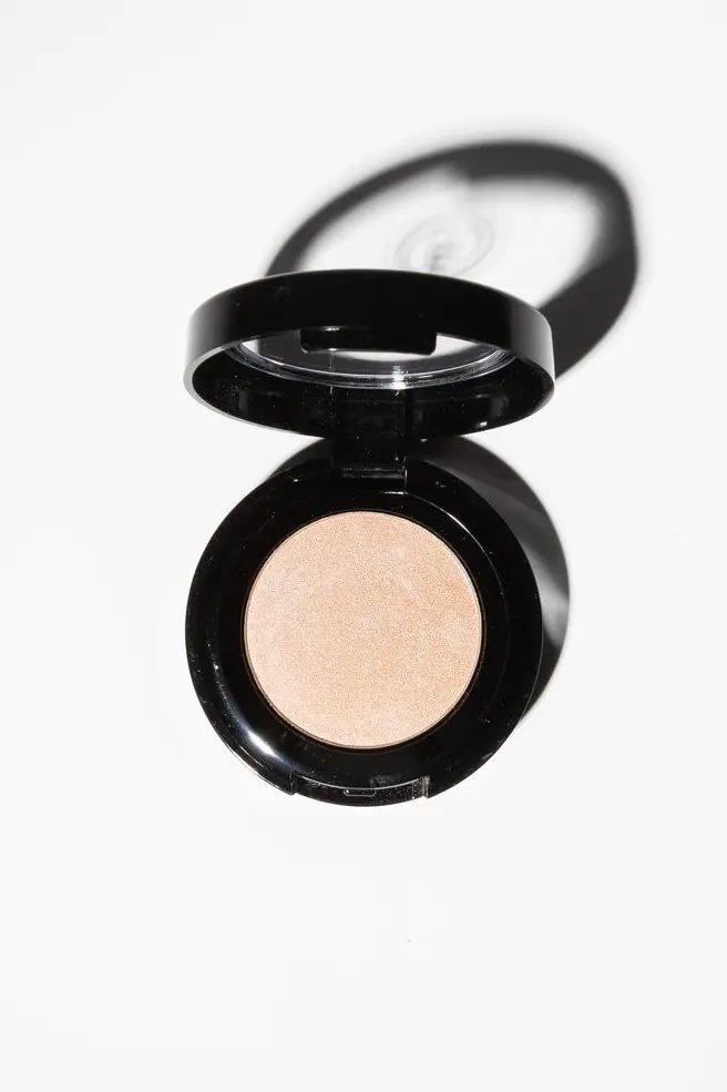 Highlighter Pink Glow som ger vacker lyster på kinderna